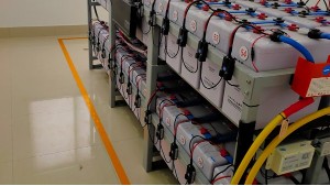 機(jī)房蓄電池在線監(jiān)控系統(tǒng)需要幾套主機(jī)？要多少錢？